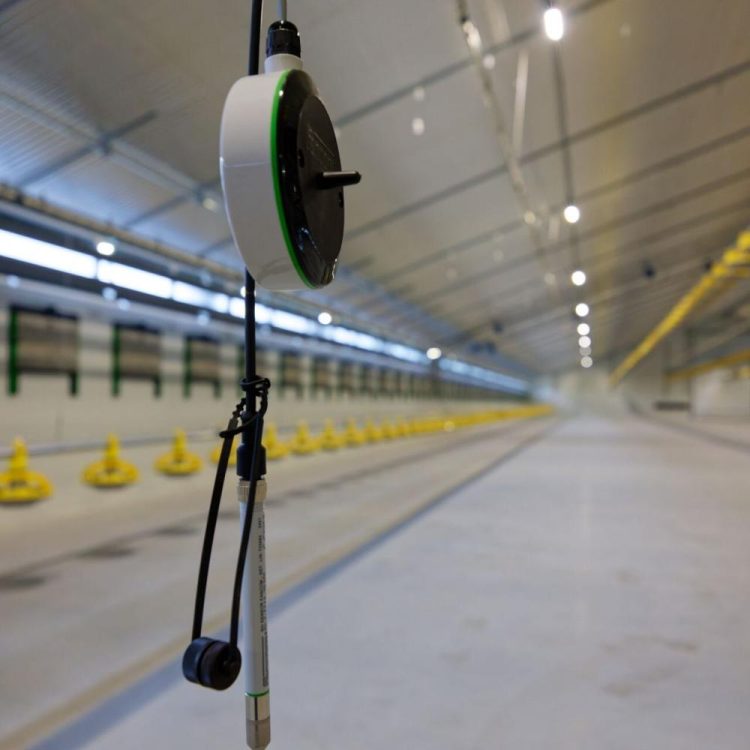 Regulating relative humidity in poultry houses